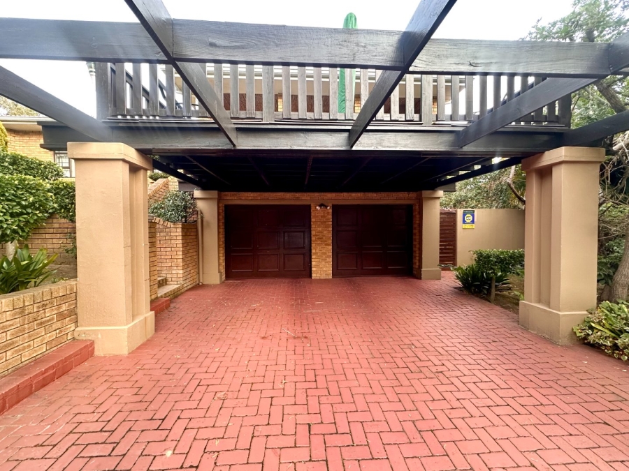 4 Bedroom Property for Sale in Glen Barrie Western Cape